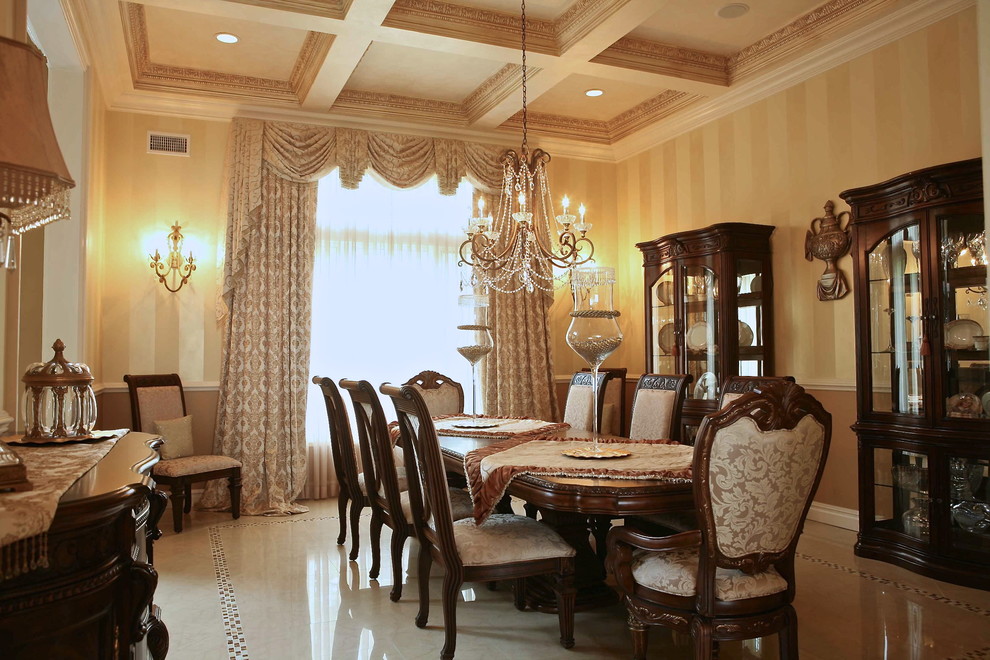 Cette photo montre une très grande salle à manger ouverte sur la cuisine chic avec un mur beige et un sol en marbre.