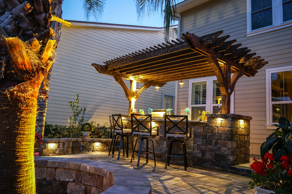 Mid-sized traditional patio in Jacksonville.