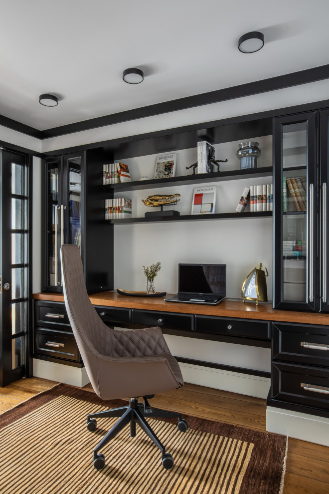 Foto de despacho clásico renovado pequeño sin chimenea con paredes blancas, suelo de mármol, escritorio empotrado, suelo marrón y panelado