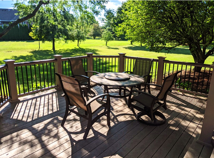 Backyard deck photo in Chicago