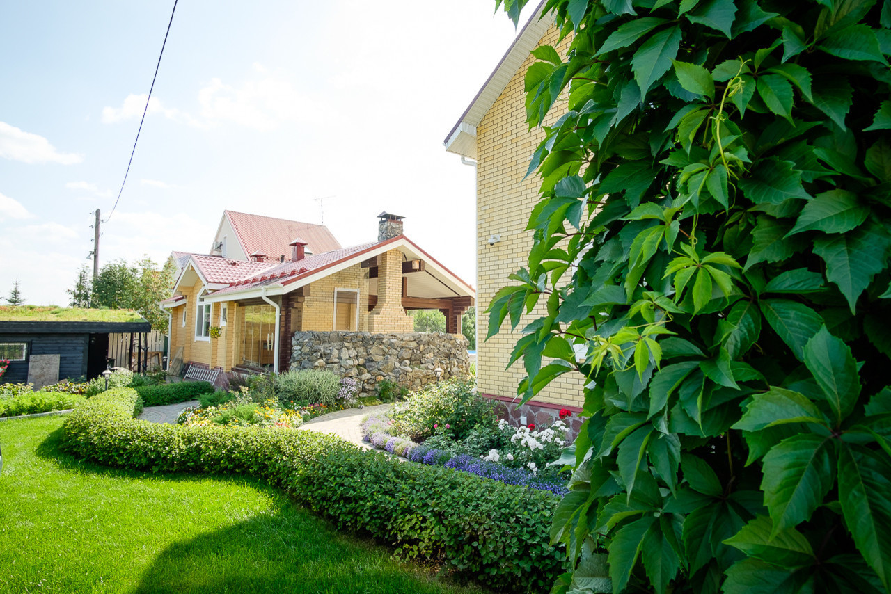 Сад с зеленой крышей