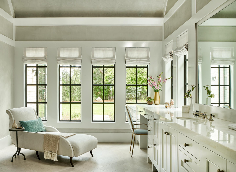 Ispirazione per una grande stanza da bagno padronale tradizionale con top bianco, un lavabo, mobile bagno incassato e soffitto a volta