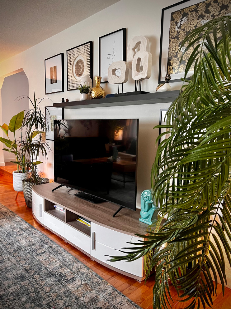 Immagine di un soggiorno contemporaneo di medie dimensioni e aperto con pareti marroni, pavimento in legno massello medio e TV a parete