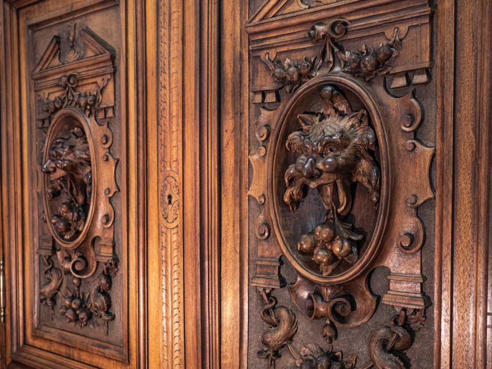 Маскароны на буфете