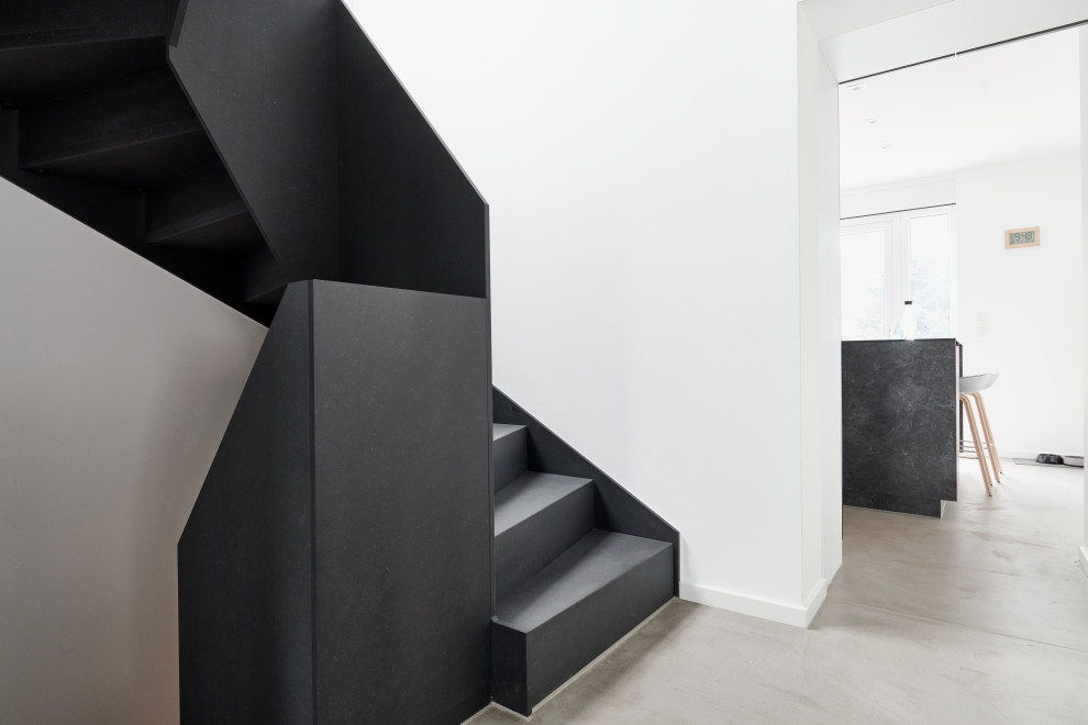 Mittelgroße Industrial Treppe mit Tapetenwänden in Frankfurt am Main