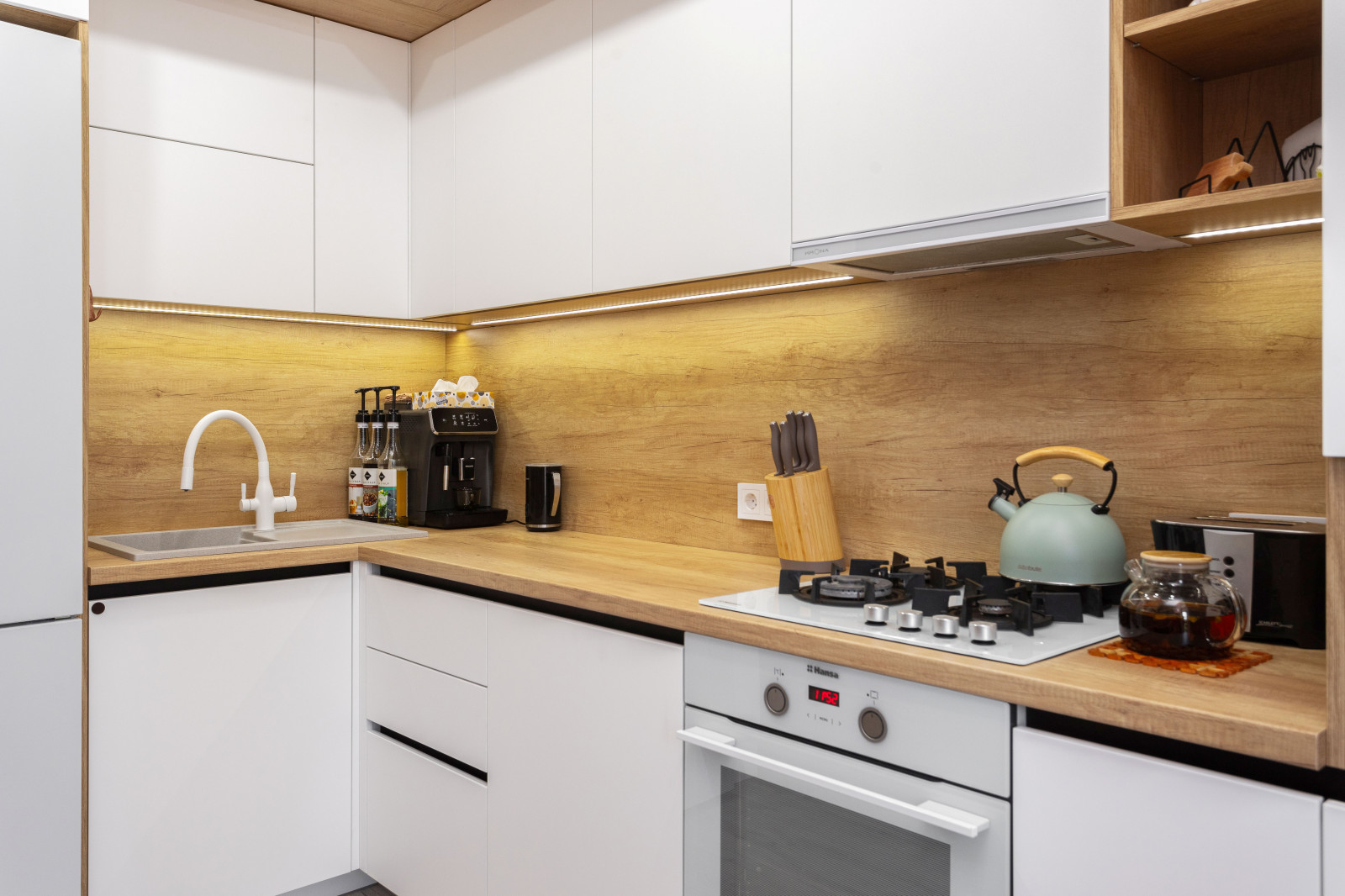 Кухня в современном стиле с витринами в Калининграде