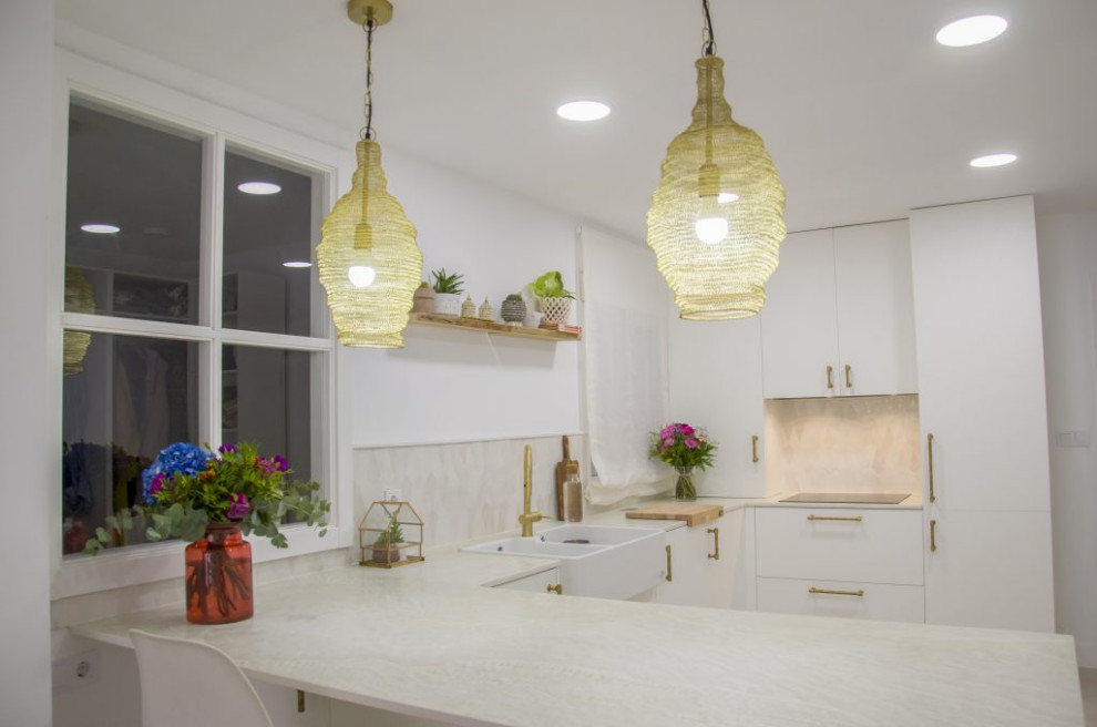 Inredning av ett eklektiskt mellanstort kök, med en rustik diskho, vita skåp, vita vitvaror, en halv köksö och vitt golv