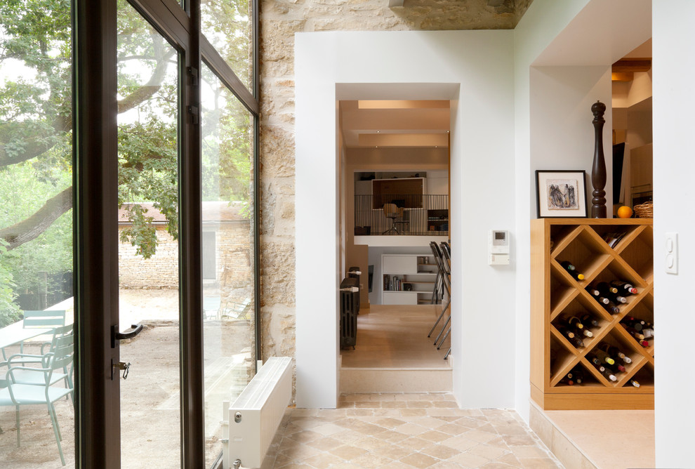 Design ideas for a contemporary entryway in Dijon.