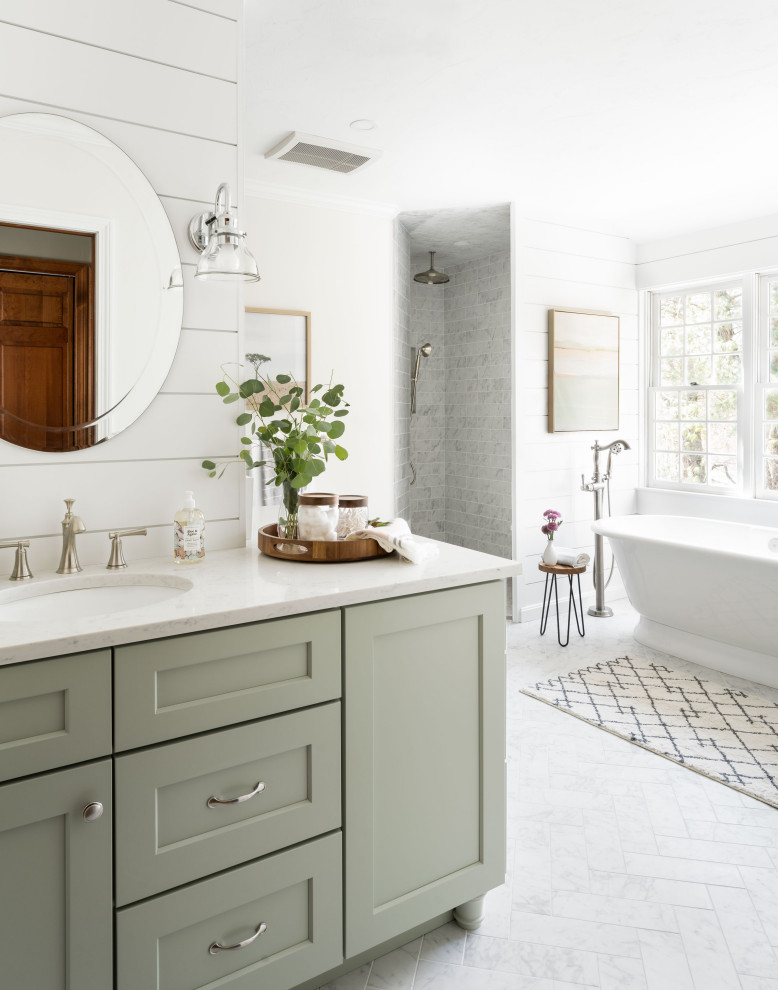 Idées déco pour une grande douche en alcôve principale campagne avec un placard à porte shaker, des portes de placards vertess, une baignoire indépendante, WC séparés, un carrelage gris, des carreaux de porcelaine, un mur blanc, un sol en carrelage de porcelaine, un lavabo posé, un plan de toilette en quartz modifié, un sol gris, aucune cabine, un plan de toilette blanc, des toilettes cachées, meuble double vasque et meuble-lavabo encastré.