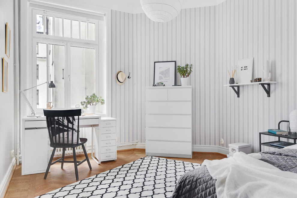 Idéer för att renovera ett mellanstort skandinaviskt könsneutralt tonårsrum kombinerat med sovrum, med flerfärgade väggar och mellanmörkt trägolv