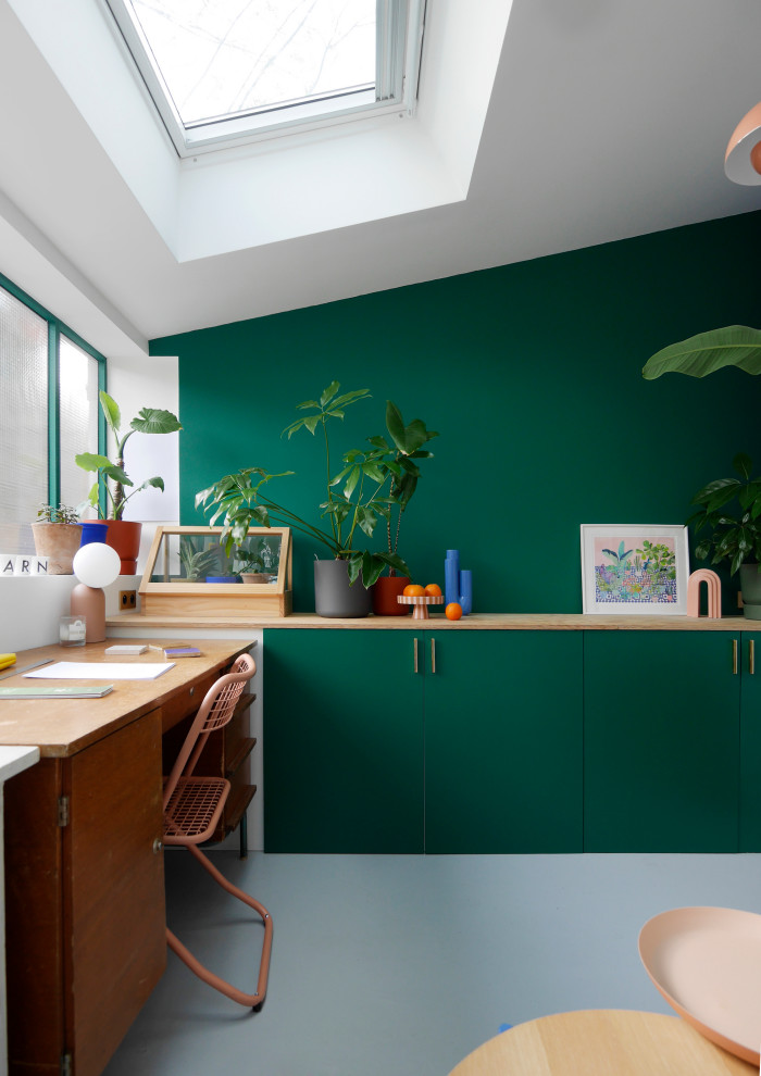Inspiration for a mid-sized modern craft room in Paris with green walls, concrete floors, a freestanding desk and grey floor.