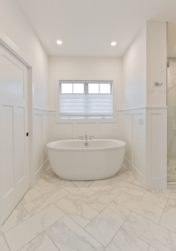 Imagen de cuarto de baño tradicional renovado con ducha empotrada, paredes blancas, suelo de baldosas de porcelana, suelo blanco, ducha con puerta con bisagras, hornacina y bañera exenta