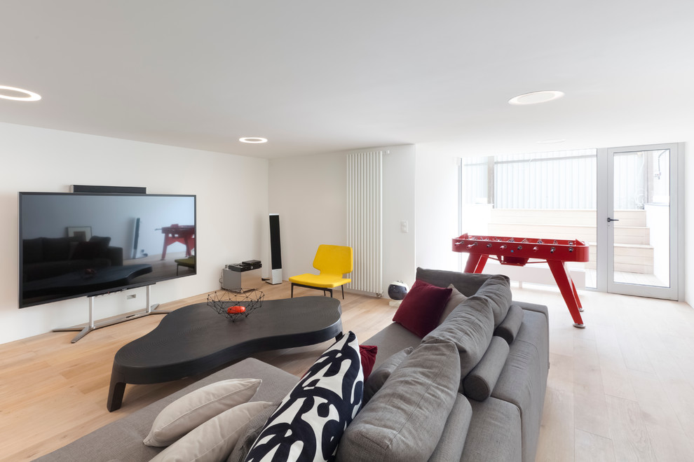 This is an example of a contemporary family room in Moscow.