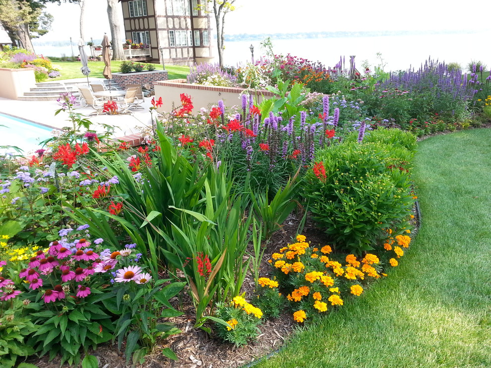 This is an example of a traditional backyard full sun garden for summer in Grand Rapids.