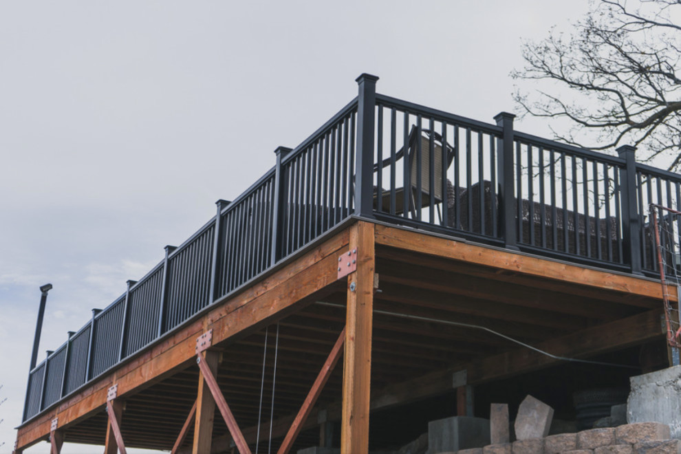 Transitional deck photo in Seattle
