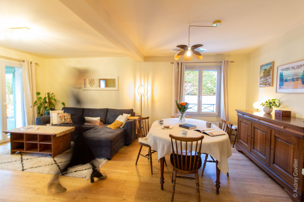 Aménagement d'une salle de séjour méditerranéenne de taille moyenne et ouverte avec un mur beige et parquet clair.