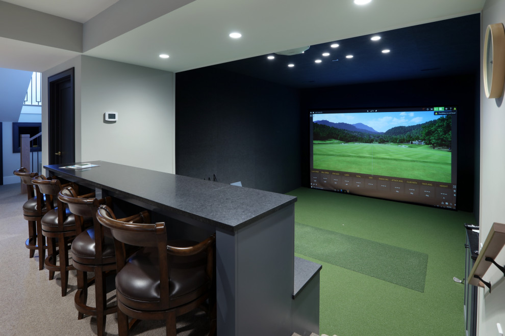Cette image montre un grand sous-sol design avec salle de jeu, un mur blanc et un sol vert.