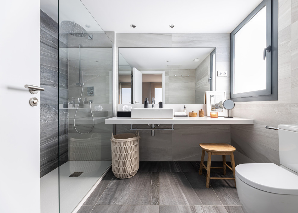Esempio di una piccola stanza da bagno minimal con piastrelle beige, piastrelle in ceramica, pareti beige, pavimento con piastrelle in ceramica, pavimento marrone e mobile bagno sospeso