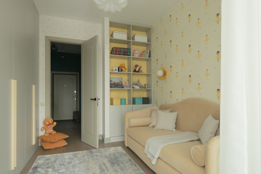 Small contemporary kids' bedroom in Moscow with yellow walls, medium hardwood floors, brown floor and wallpaper for kids 4-10 years old and girls.