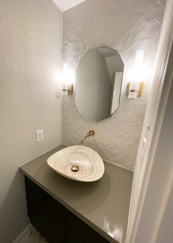 Kleine Moderne Gästetoilette mit flächenbündigen Schrankfronten, braunen Schränken, grauen Fliesen, Porzellan-Bodenfliesen, Aufsatzwaschbecken, Quarzwerkstein-Waschtisch, weißem Boden, grauer Waschtischplatte und schwebendem Waschtisch in Houston