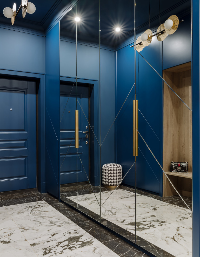Foto di una porta d'ingresso contemporanea di medie dimensioni con pareti blu, pavimento con piastrelle in ceramica, una porta singola, una porta blu e pavimento bianco