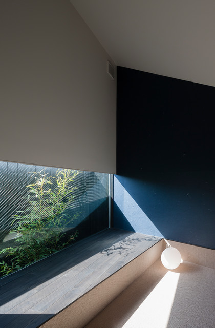 奥行きのある敷地に建つ、路地と中庭のある和の家 contemporain-salon