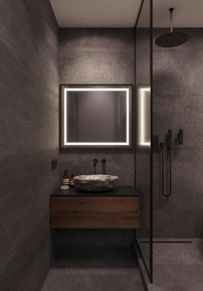 Modelo de cuarto de baño principal y flotante escandinavo de tamaño medio con bañera exenta, ducha abierta y espejo con luz