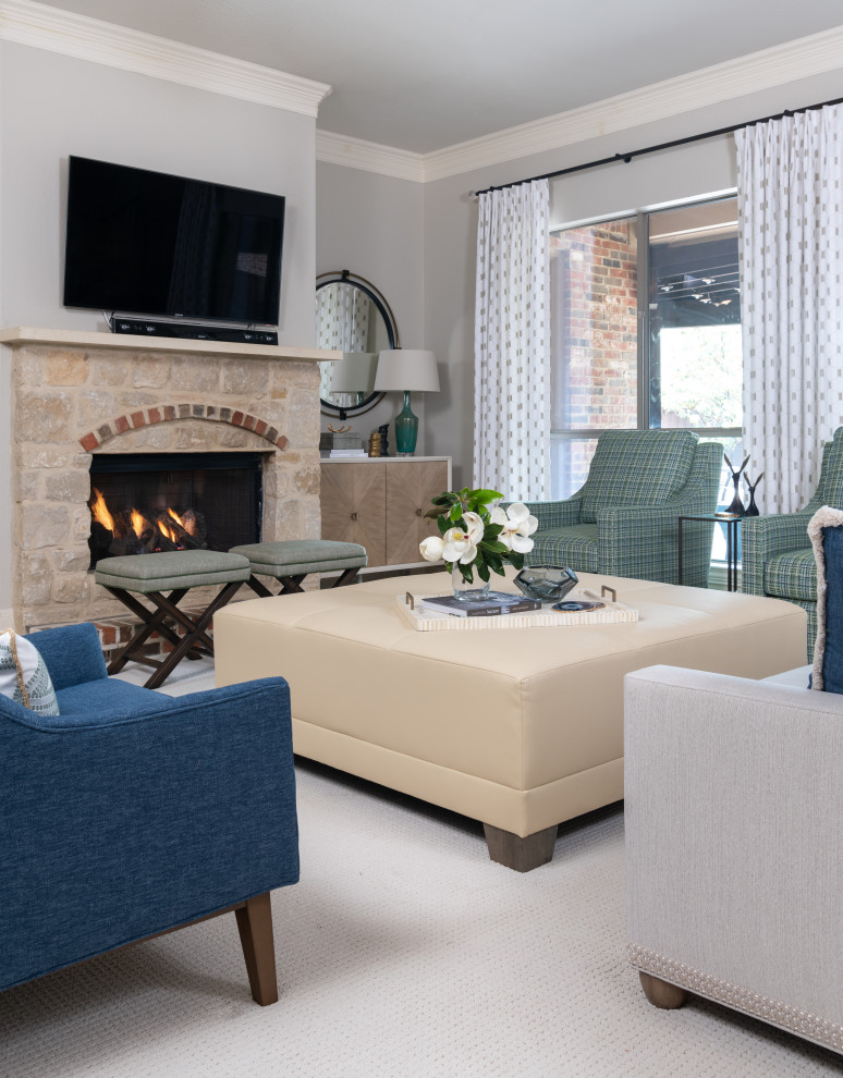 На фото: открытая гостиная комната в морском стиле с стандартным камином, фасадом камина из камня и телевизором на стене с