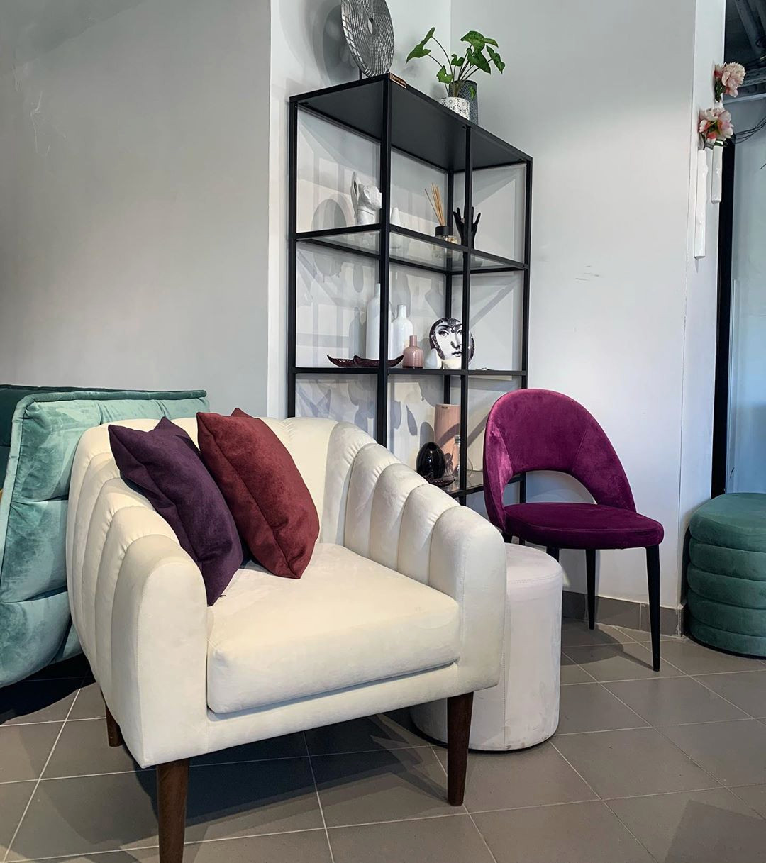 Пуфы и кресла