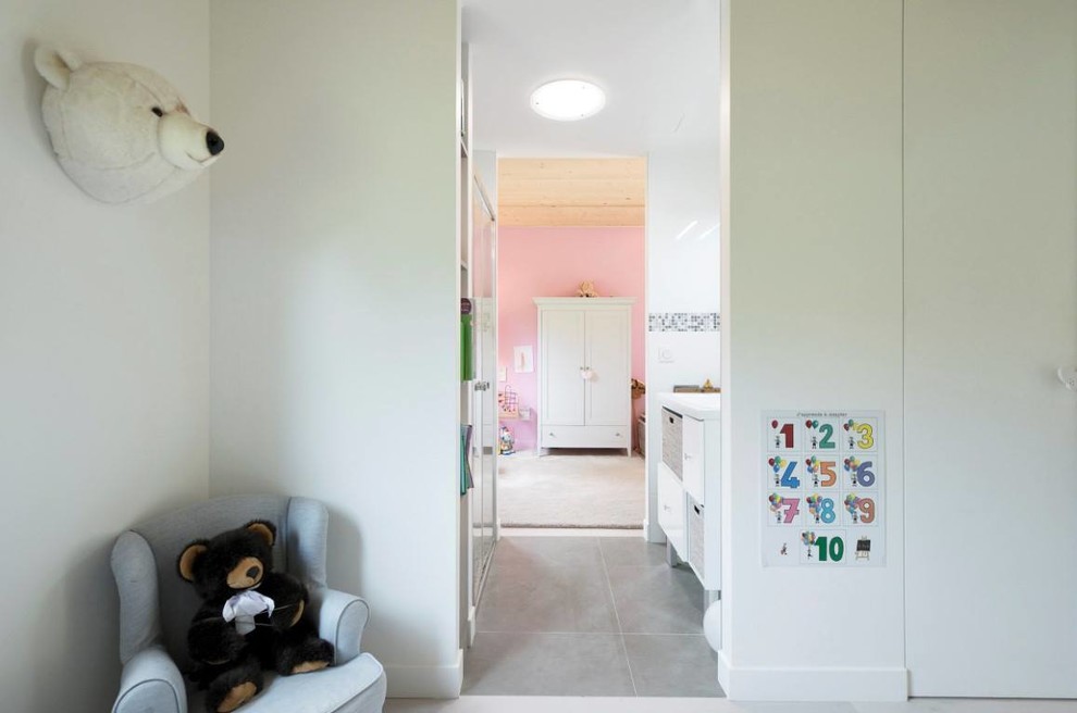 Exemple de chambre d'enfant in bois and bardage à clin for fille With un toit plat, un toit végétal, un toit noir, un mur blanc, parquet clair, un sol beige, un plafond en bois and un lit mezzanine.