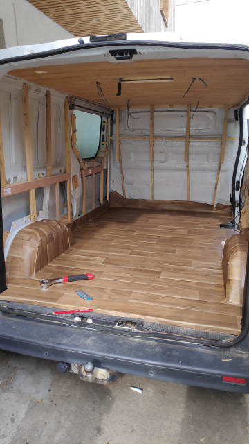 Installation du poêle à bois dans notre camion aménagé / Voyage et Nouvelle  Vie (36) 