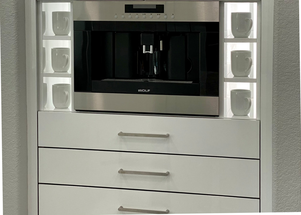 Modelo de cocina lineal contemporánea extra grande abierta con armarios con paneles lisos, electrodomésticos con paneles, una isla y puertas de armario blancas