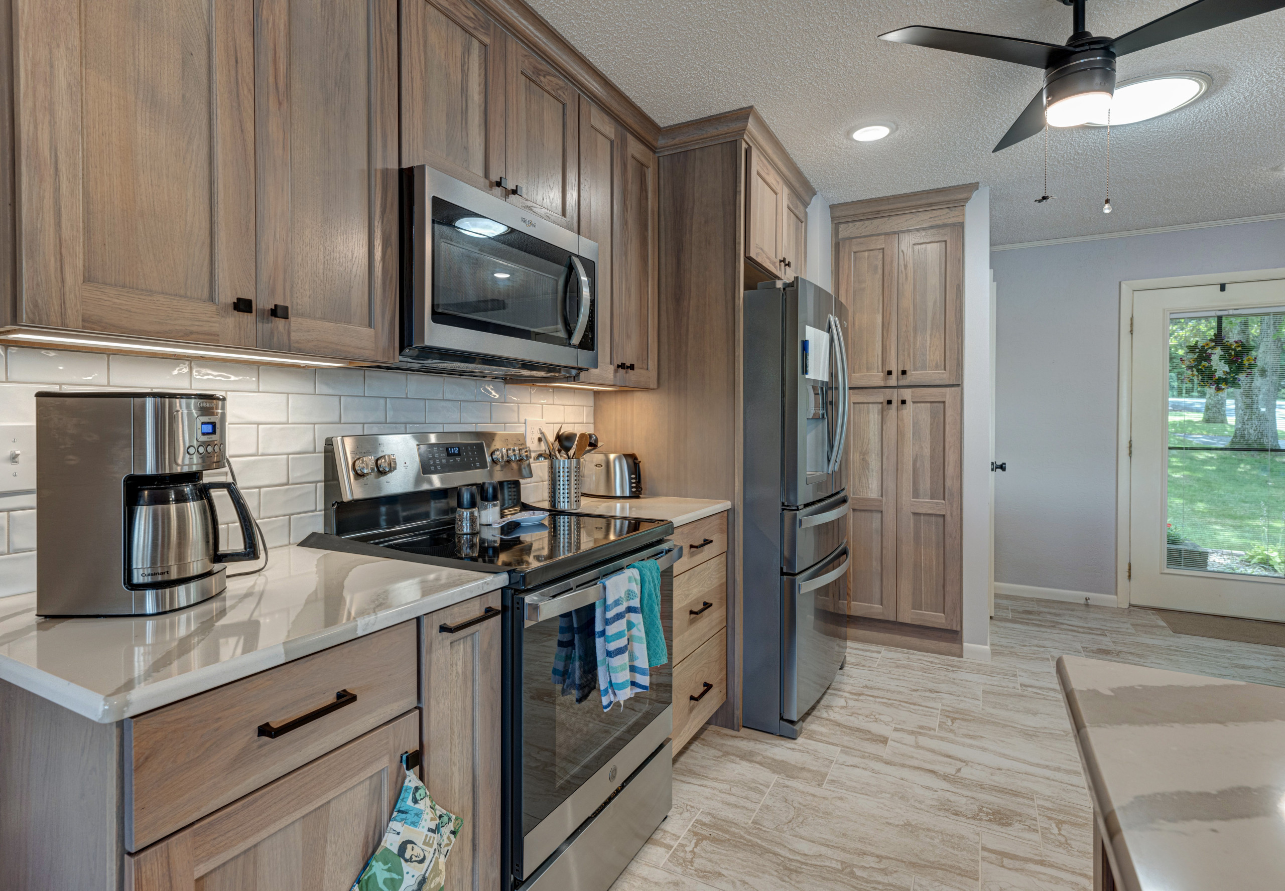 137 Meadowview Drive - Kitchen / Floor
