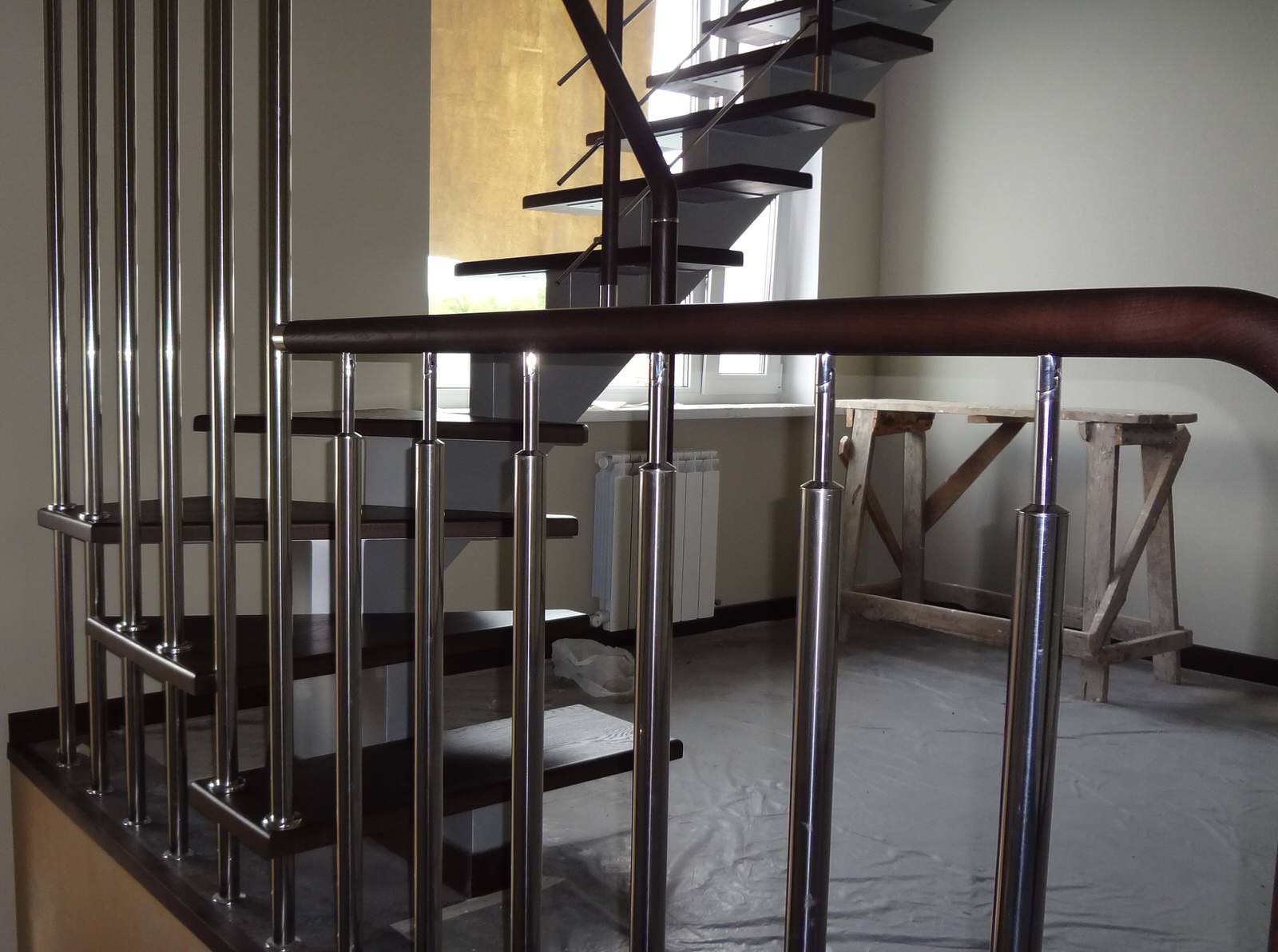 Лестница на второй этаж из дерева ясень.