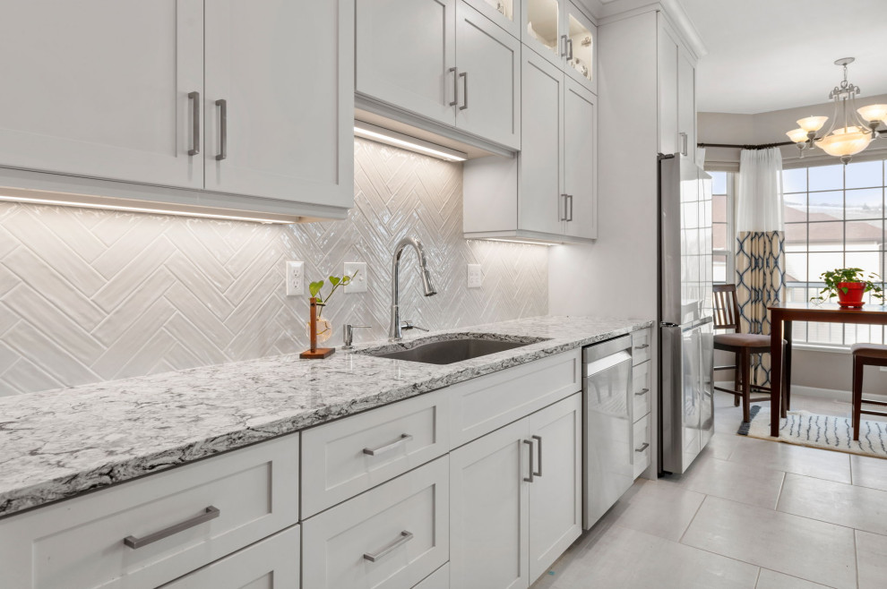 Example of a transitional home design design in Seattle