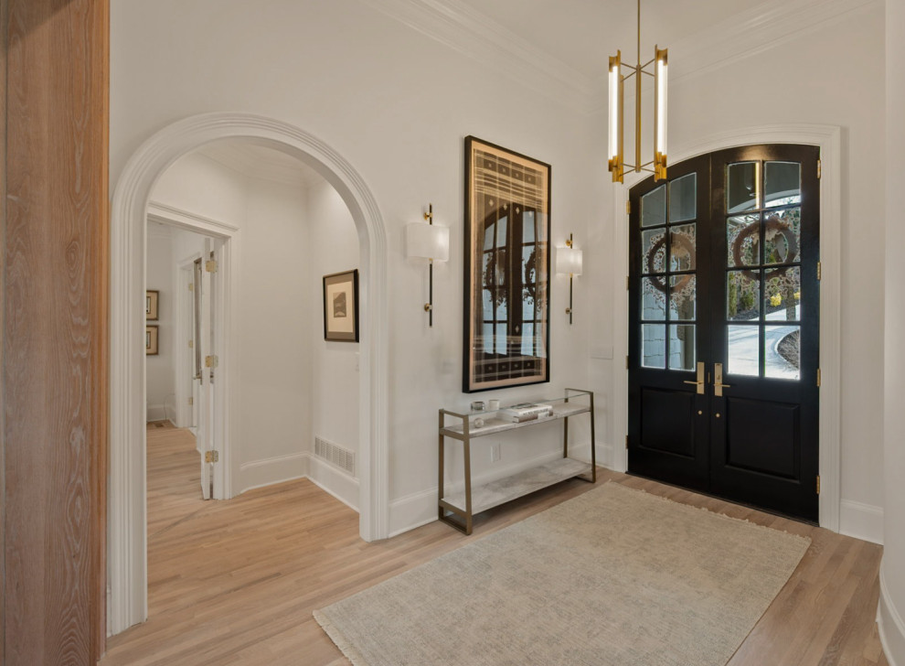 Example of a transitional entryway design in Atlanta