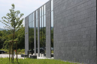 Ein Statement für Naturstein - Modern - Häuser - Sonstige - von