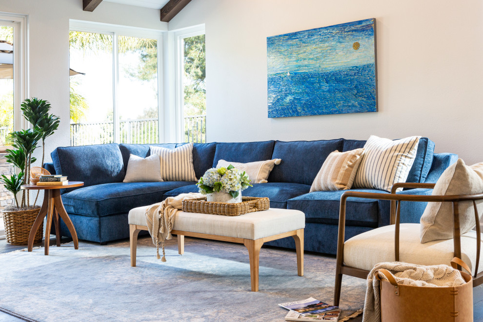 Источник вдохновения для домашнего уюта: гостиная комната в стиле неоклассика (современная классика) с синим диваном