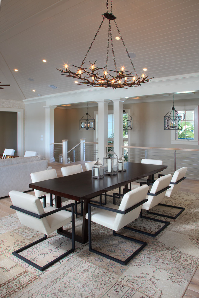 Transitional dining room in Tampa.