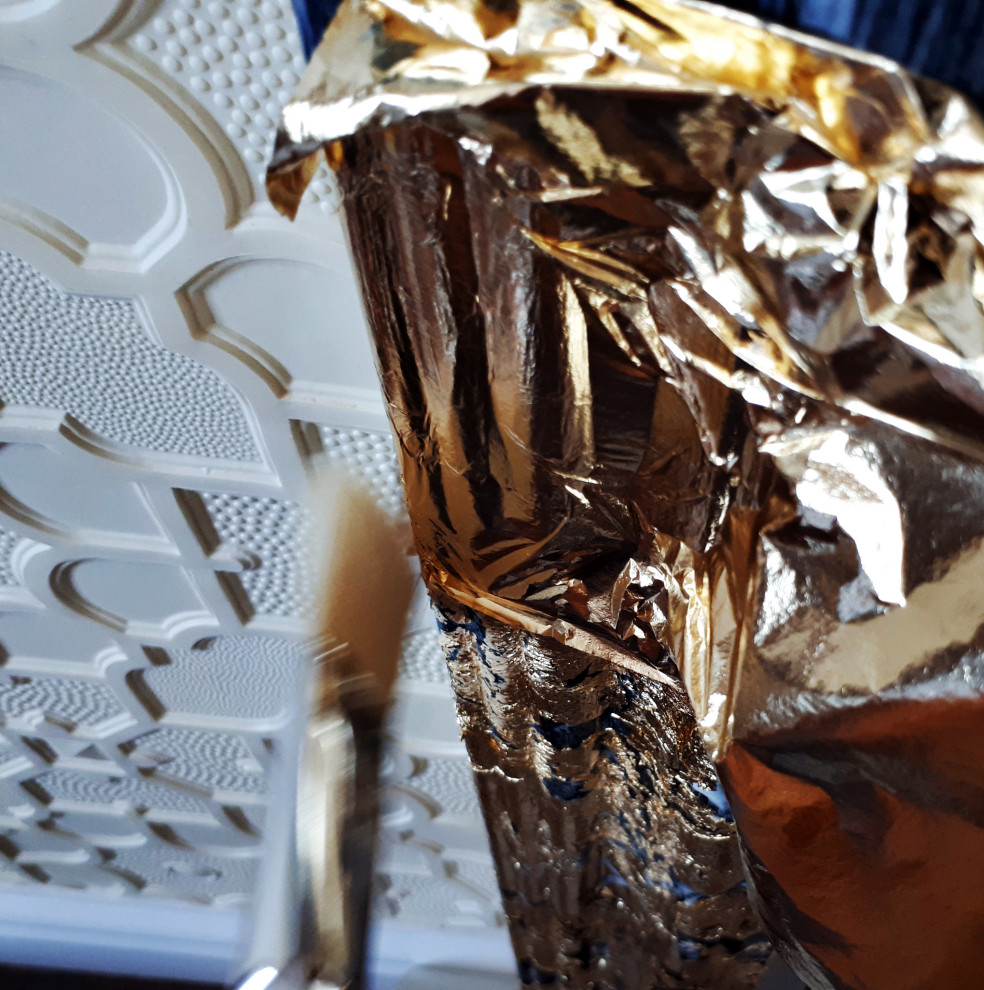 Декорирование обоев Lincrusta в изголовье кровати на нашем реализованном проект