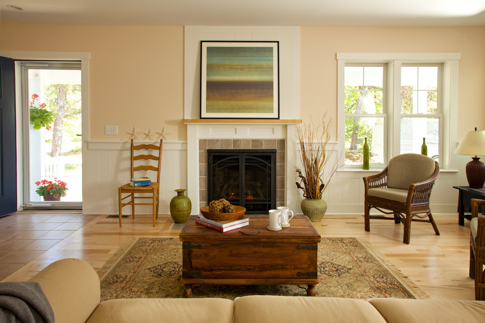 Photo of a traditional living room in Boston.