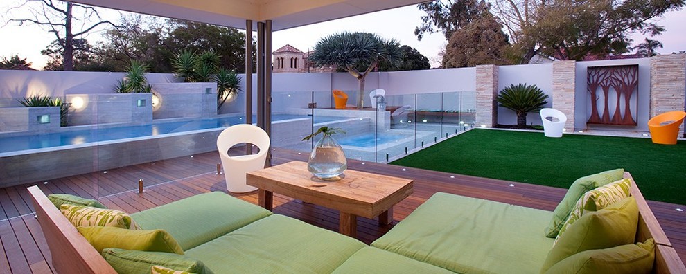 Design ideas for a contemporary backyard patio in Perth.