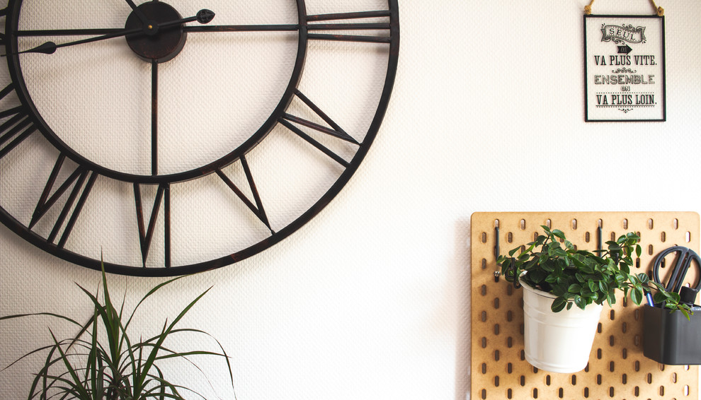 Idées déco pour une cuisine industrielle fermée et de taille moyenne avec un évier 1 bac, des portes de placard noires, un plan de travail en stratifié, une crédence blanche, un électroménager en acier inoxydable et un sol blanc.