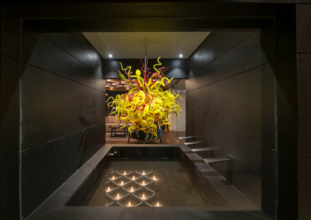 Design ideas for a contemporary entryway in Mumbai.