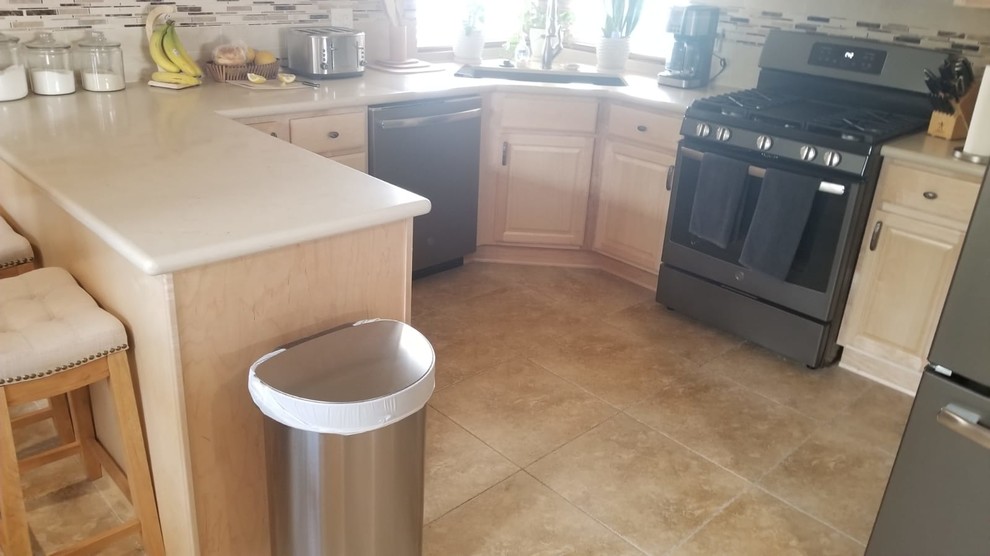 Thousand Oaks,- Kitchen