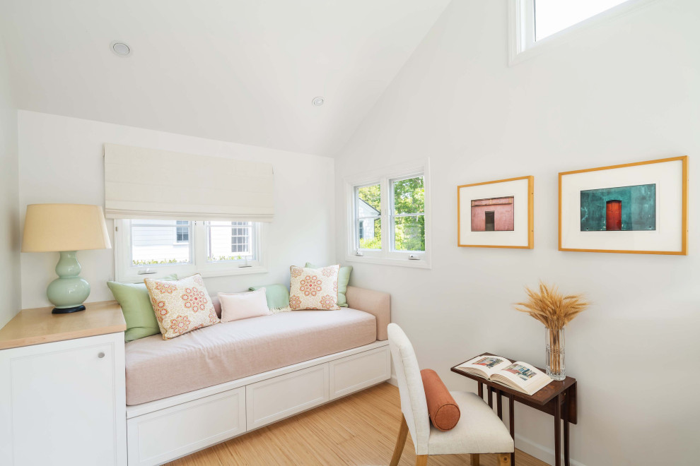 Imagen de despacho abovedado tradicional renovado de tamaño medio con paredes blancas, suelo de madera clara y suelo beige