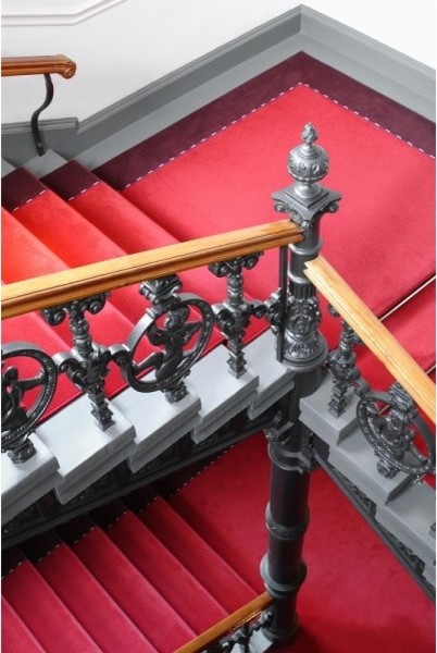 Ковровые покрытия на лестницах.