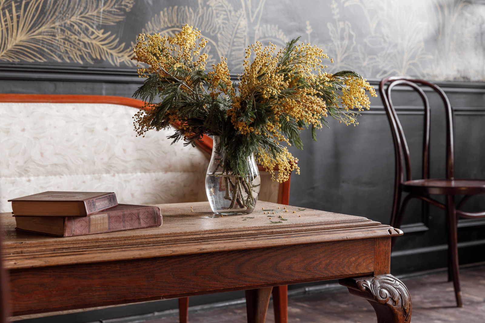 Роспись стен.  «Детектив, где вы?» винный бар в центре Краснодара.