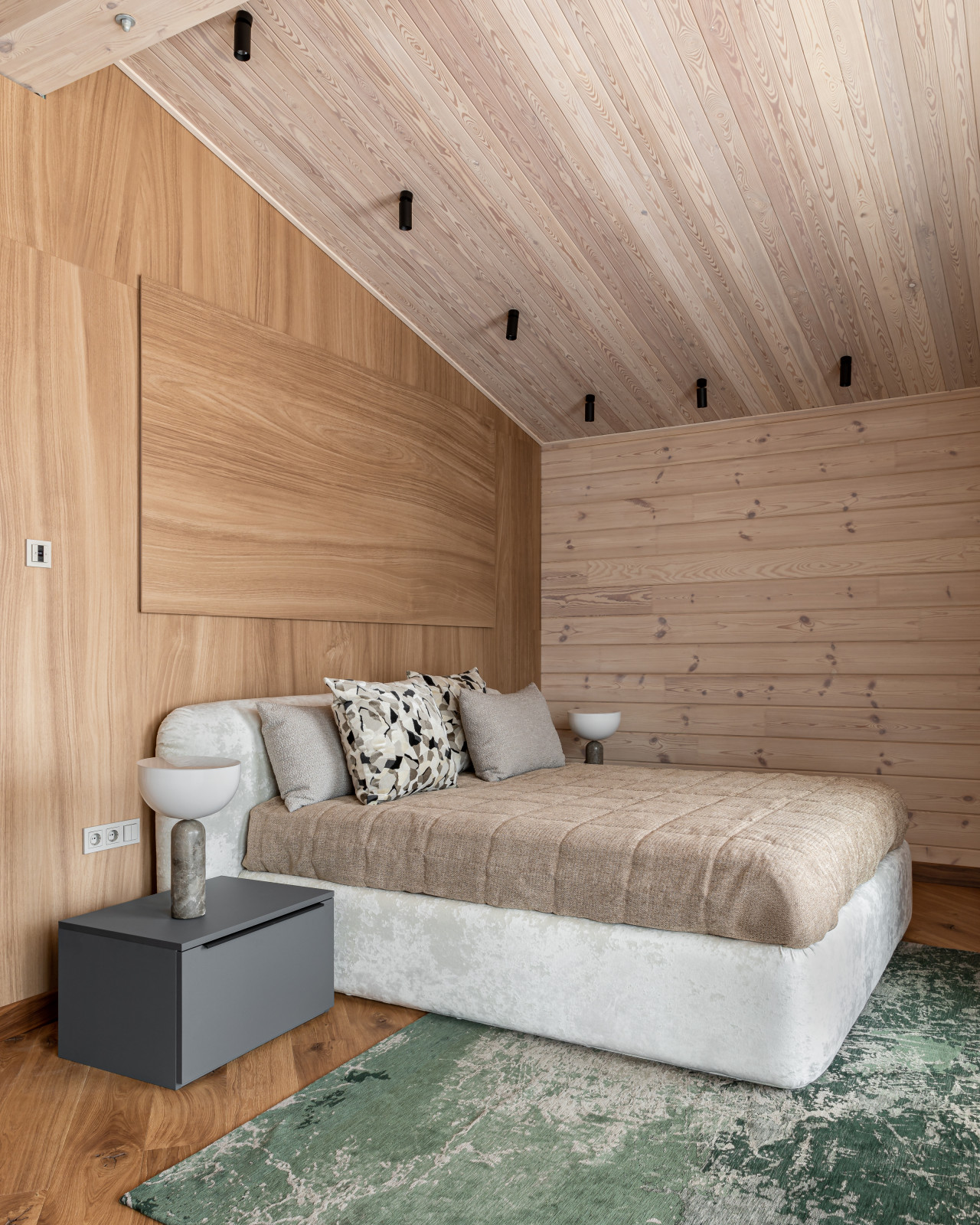 Камень внизу, дерево вверху.