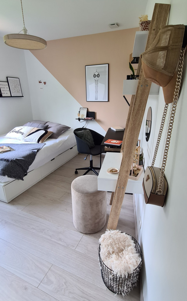 This is an example of a contemporary teen’s room for girls in Lyon with beige walls.